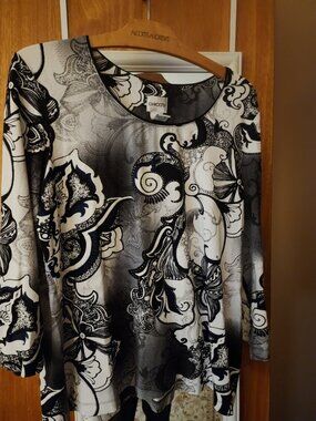 Chico's Size 2 Large Black White Gray Paisley Floral 3/4 Sleeve Tunic Top
